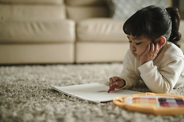 포토 JPG 여자 딸 어린이 엎드리기 거실 실내 미술 한명 상반신 옆모습 턱괴기 한국인 매트 그리기 크레파스 소녀한명만 국내포토 1 뷰포인트 가족 모션 문화예술 학용품 사람 동양인 내부 여자한명만 소녀만 파일형식