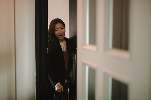 포토 JPG 여자 엄마 실내 한명 미소 상반신 성인 앞모습 30대 문 한국인 현관문 퇴근 성인여자한명만 국내포토 1 뷰포인트 가족 표정 사람 동양인 내부 장년 출퇴근 여자한명만 성인여자만 파일형식