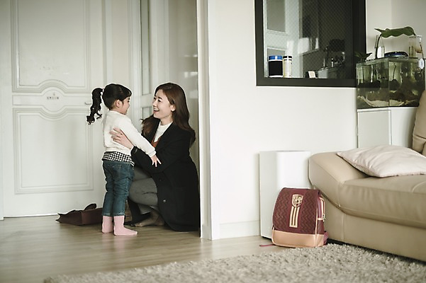 포토 JPG 전신 여자 딸 어린이 거실 안기 모녀 엄마 실내 서기 미소 앉기 성인 두명 옆모습 30대 한국인 육아 퇴근 워킹맘 반가움 유치원가방 여자만 싱글맘 국내포토 감정 뷰포인트 가방 가족 모션 표정 사람 동양인 내부 장년 비즈니스우먼 출퇴근 파일형식