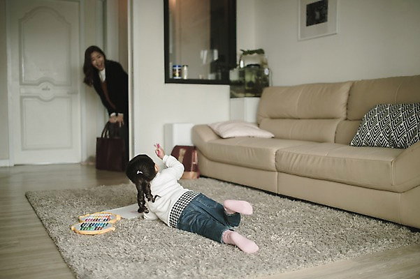 포토 JPG 전신 여자 딸 어린이 엎드리기 거실 모녀 엄마 실내 서기 성인 두명 앞모습 뒷모습 30대 한국인 육아 매트 퇴근 워킹맘 반가움 여자만 싱글맘 국내포토 감정 뷰포인트 가족 모션 사람 동양인 내부 장년 비즈니스우먼 출퇴근 파일형식