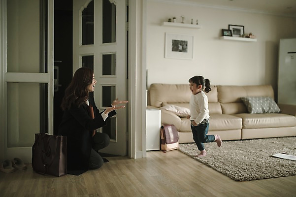 포토 JPG 전신 여자 딸 어린이 거실 모녀 엄마 실내 앉기 성인 두명 옆모습 30대 소파 달리기 한국인 육아 퇴근 워킹맘 반가움 여자만 싱글맘 국내포토 감정 뷰포인트 의자 가족 모션 사람 동양인 내부 장년 비즈니스우먼 출퇴근 파일형식