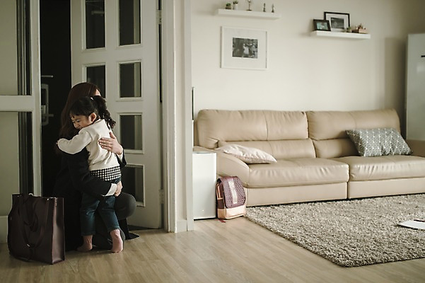 포토 JPG 전신 여자 딸 어린이 거실 포옹 모녀 엄마 실내 서기 앉기 성인 두명 옆모습 30대 소파 한국인 육아 퇴근 워킹맘 반가움 여자만 싱글맘 국내포토 감정 뷰포인트 의자 가족 안기 모션 사람 동양인 내부 장년 비즈니스우먼 출퇴근 파일형식