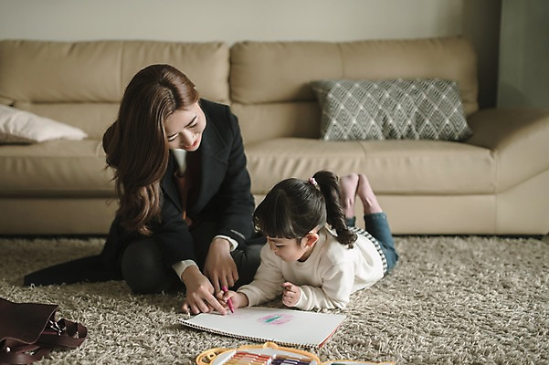 포토 JPG 전신 여자 딸 어린이 엎드리기 거실 모녀 엄마 실내 앉기 성인 두명 앞모습 30대 소파 미술도구 한국인 육아 그리기 스케치북 워킹맘 여자만 싱글맘 국내포토 뷰포인트 의자 가족 모션 학용품 사람 동양인 내부 장년 비즈니스우먼 오브젝트 파일형식