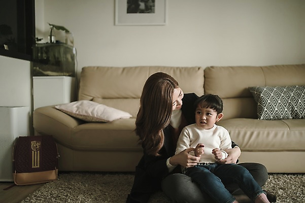 포토 JPG 여자 딸 어린이 거실 안기 모녀 엄마 실내 대화 앉기 상반신 성인 두명 앞모습 30대 소파 한국인 육아 워킹맘 여자만 싱글맘 국내포토 뷰포인트 의자 가족 모션 말하기 사람 동양인 내부 장년 비즈니스우먼 파일형식