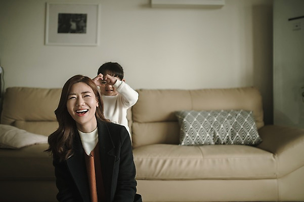 포토 JPG 여자 딸 어린이 거실 모녀 엄마 실내 서기 미소 앉기 상반신 성인 두명 앞모습 30대 소파 한국인 육아 즐거움 워킹맘 손하트 여자만 싱글맘 국내포토 감정 뷰포인트 의자 가족 모션 표정 사람 동양인 손짓 내부 장년 비즈니스우먼 파일형식 가구 비즈니스 관계 인종 직장인 직업 생활용품 오브젝트