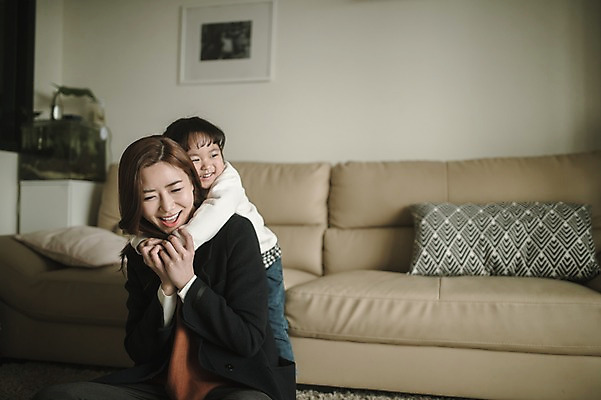 포토 JPG 여자 딸 어린이 거실 포옹 모녀 엄마 실내 서기 앉기 상반신 성인 두명 앞모습 30대 소파 한국인 육아 백허그 워킹맘 여자만 싱글맘 국내포토 뷰포인트 의자 가족 안기 모션 사람 동양인 내부 장년 비즈니스우먼 파일형식 가구 비즈니스 관계 인종 직장인 직업 생활용품 오브젝트