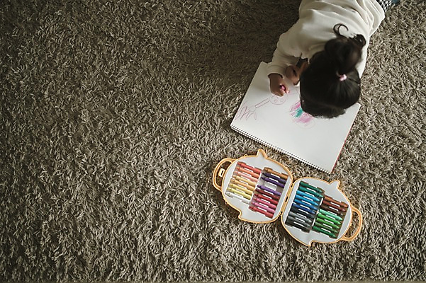 포토 JPG 여자 딸 어린이 엎드리기 거실 실내 한명 상반신 뒷모습 미술도구 한국인 매트 그리기 스케치북 크레파스 소녀한명만 국내포토 1 뷰포인트 가족 모션 학용품 사람 동양인 내부 오브젝트 여자한명만 소녀만 파일형식