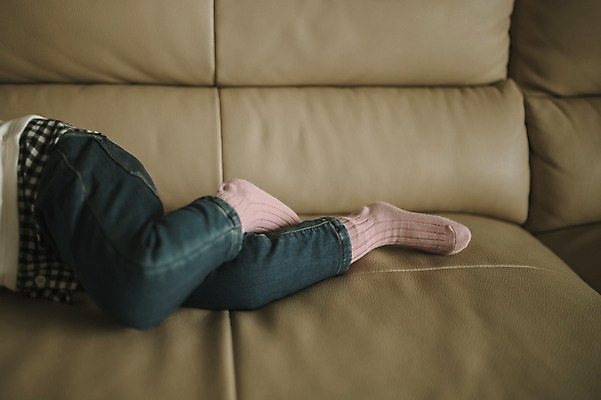 포토 JPG 여자 딸 어린이 거실 실내 한명 소파 눕기 한국인 하반신 잠 소녀한명만 국내포토 1 의자 가족 모션 사람 동양인 내부 여자한명만 소녀만 파일형식