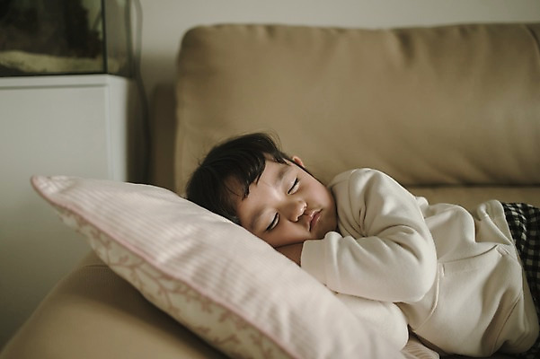 포토 JPG 여자 딸 어린이 쿠션 거실 실내 한명 상반신 옆모습 소파 눕기 한국인 잠 소녀한명만 국내포토 1 뷰포인트 의자 가족 모션 사람 동양인 내부 여자한명만 소녀만 파일형식