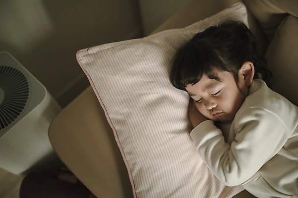 포토 JPG 여자 딸 어린이 쿠션 거실 실내 한명 상반신 옆모습 소파 눕기 한국인 잠 소녀한명만 국내포토 1 뷰포인트 의자 가족 모션 사람 동양인 내부 여자한명만 소녀만 파일형식