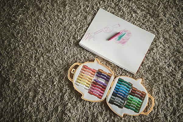 포토 JPG 거실 실내 사람없음 하이앵글 미술도구 매트 스케치북 그림 크레파스 플랫레이 국내포토 뷰포인트 학용품 내부 플랫 오브젝트 파일형식