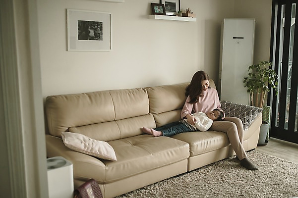 포토 JPG 전신 여자 딸 어린이 거실 모녀 엄마 실내 앉기 성인 두명 앞모습 30대 소파 눕기 다정 만지기 한국인 육아 모성애 워킹맘 여자만 싱글맘 국내포토 뷰포인트 컨셉 의자 가족 모션 사람 동양인 내부 장년 비즈니스우먼 파일형식