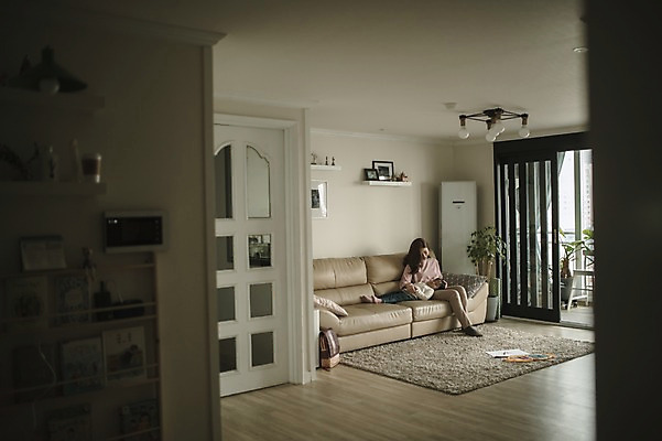 포토 JPG 전신 여자 딸 어린이 거실 모녀 엄마 실내 앉기 성인 두명 앞모습 30대 소파 눕기 다정 한국인 육아 잠 모성애 워킹맘 여자만 싱글맘 국내포토 뷰포인트 컨셉 의자 가족 모션 사람 동양인 내부 장년 비즈니스우먼 파일형식