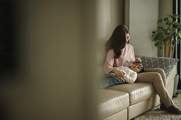 포토 JPG 전신 여자 딸 어린이 거실 모녀 엄마 실내 앉기 상반신 성인 두명 앞모습 30대 소파 눕기 다정 만지기 한국인 육아 잠 워킹맘 여자만 싱글맘 국내포토 뷰포인트 컨셉 의자 가족 모션 사람 동양인 내부 장년 비즈니스우먼 파일형식