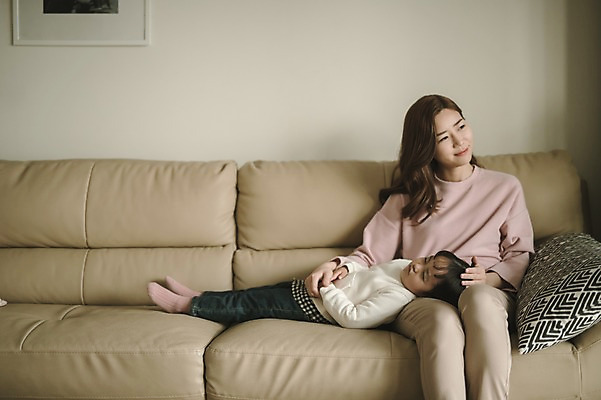 포토 JPG 전신 응시 여자 딸 어린이 거실 모녀 엄마 실내 미소 앉기 상반신 성인 두명 앞모습 옆모습 30대 소파 눕기 한국인 육아 잠 워킹맘 여자만 싱글맘 국내포토 시선 뷰포인트 의자 가족 모션 표정 사람 동양인 내부 장년 비즈니스우먼 파일형식