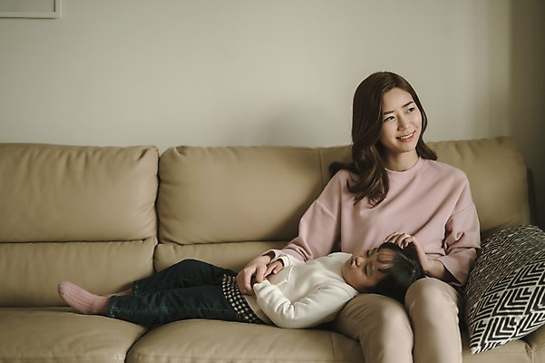 포토 JPG 전신 여자 딸 어린이 거실 모녀 엄마 실내 미소 앉기 상반신 성인 두명 앞모습 옆모습 30대 소파 눕기 한국인 육아 워킹맘 여자만 싱글맘 국내포토 뷰포인트 의자 가족 모션 표정 사람 동양인 내부 장년 비즈니스우먼 파일형식