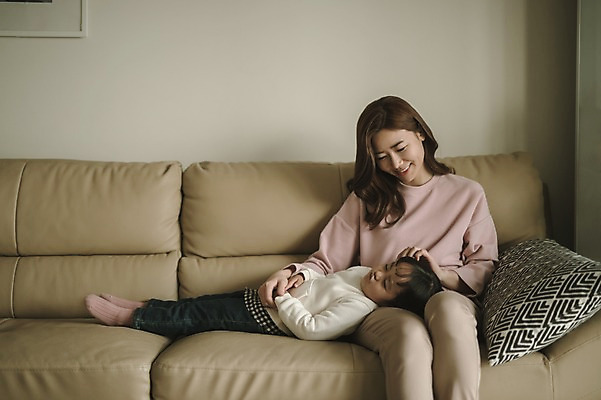포토 JPG 전신 여자 딸 어린이 거실 모녀 엄마 실내 미소 앉기 상반신 성인 두명 앞모습 옆모습 30대 소파 눕기 한국인 육아 워킹맘 여자만 싱글맘 국내포토 뷰포인트 의자 가족 모션 표정 사람 동양인 내부 장년 비즈니스우먼 파일형식 가구 비즈니스 관계 인종 직장인 직업 생활용품 오브젝트