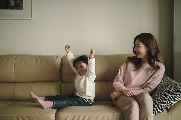 포토 JPG 전신 여자 딸 어린이 거실 모녀 엄마 실내 웃음 앉기 상반신 성인 두명 앞모습 옆모습 30대 소파 만세 한국인 육아 즐거움 워킹맘 여자만 싱글맘 국내포토 감정 뷰포인트 의자 가족 모션 표정 사람 동양인 내부 장년 비즈니스우먼 파일형식