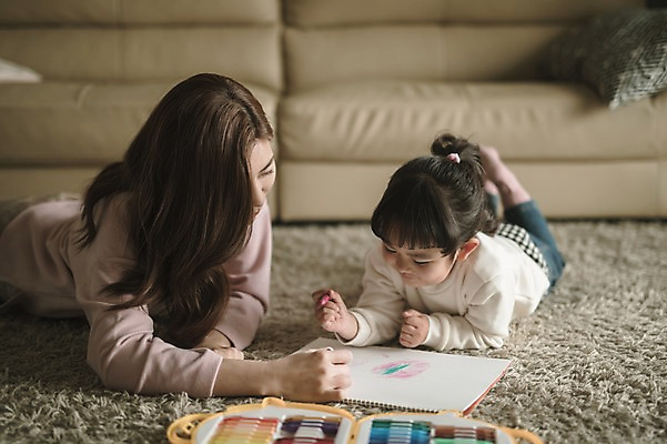포토 JPG 전신 여자 딸 어린이 엎드리기 거실 모녀 엄마 실내 상반신 성인 두명 앞모습 30대 한국인 육아 매트 그리기 워킹맘 여자만 싱글맘 국내포토 뷰포인트 가족 모션 사람 동양인 내부 장년 비즈니스우먼 파일형식