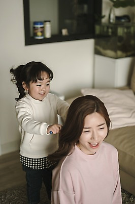 포토 JPG 여자 딸 어린이 거실 모녀 엄마 실내 서기 미소 앉기 상반신 성인 두명 앞모습 30대 만지기 한국인 육아 머리손질 워킹맘 여자만 싱글맘 국내포토 뷰포인트 가족 모션 표정 사람 동양인 내부 장년 뷰티 비즈니스우먼 파일형식 비즈니스 관계 인종 직장인 직업