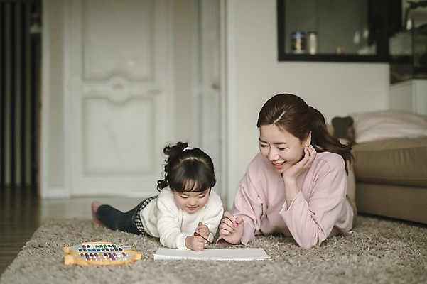 포토 JPG 전신 여자 딸 어린이 엎드리기 거실 모녀 엄마 실내 미술 미소 성인 두명 앞모습 30대 턱괴기 미술도구 한국인 육아 매트 그리기 워킹맘 여자만 싱글맘 국내포토 뷰포인트 가족 모션 문화예술 표정 사람 동양인 내부 장년 비즈니스우먼 오브젝트 파일형식