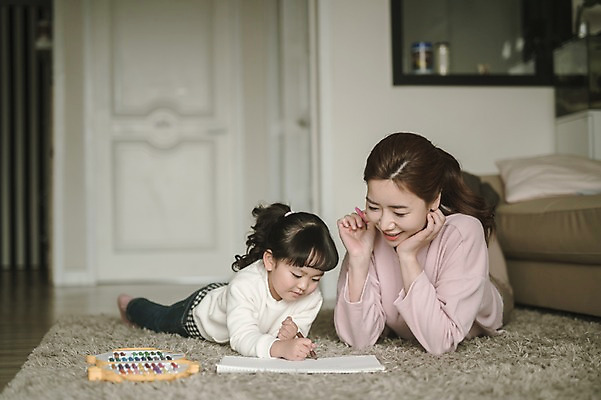 포토 JPG 전신 여자 딸 어린이 엎드리기 거실 모녀 엄마 실내 미술 미소 성인 두명 앞모습 30대 턱괴기 미술도구 한국인 육아 매트 그리기 워킹맘 여자만 싱글맘 국내포토 뷰포인트 가족 모션 문화예술 표정 사람 동양인 내부 장년 비즈니스우먼 오브젝트 파일형식