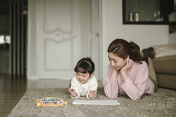 포토 JPG 전신 여자 딸 어린이 엎드리기 거실 모녀 엄마 실내 미술 미소 성인 두명 앞모습 30대 턱괴기 미술도구 한국인 육아 매트 그리기 워킹맘 여자만 싱글맘 국내포토 뷰포인트 가족 모션 문화예술 표정 사람 동양인 내부 장년 비즈니스우먼 오브젝트 파일형식