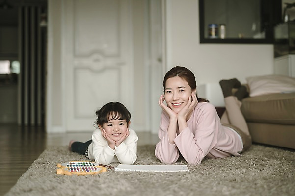 포토 JPG 전신 여자 딸 어린이 엎드리기 거실 모녀 엄마 실내 미술 미소 성인 두명 앞모습 30대 턱괴기 미술도구 한국인 육아 매트 그리기 워킹맘 여자만 싱글맘 국내포토 뷰포인트 가족 모션 문화예술 표정 사람 동양인 내부 장년 비즈니스우먼 오브젝트 파일형식