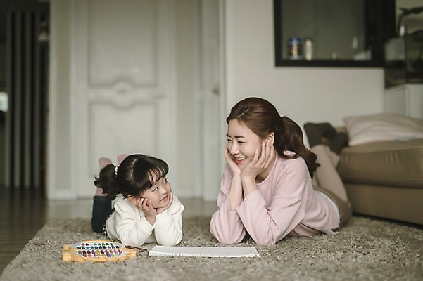 포토 JPG 전신 여자 딸 어린이 엎드리기 거실 모녀 엄마 실내 미술 미소 성인 두명 앞모습 30대 턱괴기 미술도구 한국인 육아 매트 그리기 워킹맘 여자만 싱글맘 국내포토 뷰포인트 가족 모션 문화예술 표정 사람 동양인 내부 장년 비즈니스우먼 오브젝트 파일형식