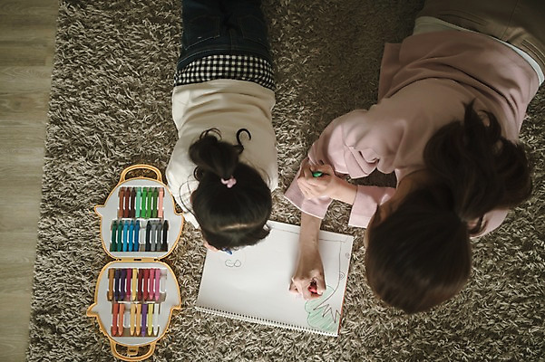 포토 JPG 여자 딸 어린이 엎드리기 거실 모녀 엄마 실내 미술 상반신 성인 두명 뒷모습 30대 하이앵글 미술도구 한국인 육아 매트 그리기 크레파스 워킹맘 여자만 싱글맘 국내포토 뷰포인트 가족 모션 문화예술 학용품 사람 동양인 내부 장년 비즈니스우먼 오브젝트 파일형식