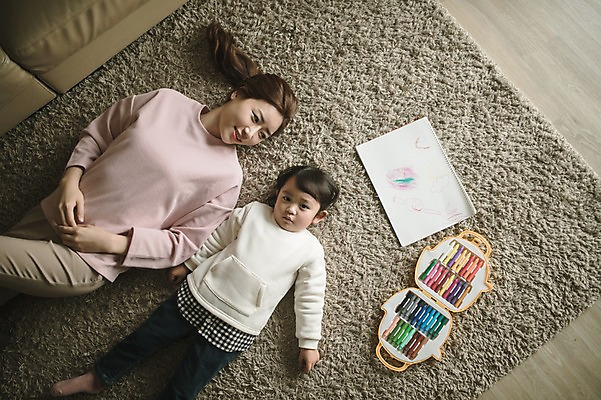 포토 JPG 여자 딸 어린이 거실 모녀 엄마 실내 미술 미소 상반신 성인 두명 앞모습 30대 하이앵글 눕기 미술도구 한국인 육아 매트 스케치북 크레파스 워킹맘 여자만 싱글맘 국내포토 뷰포인트 가족 모션 문화예술 학용품 표정 사람 동양인 내부 장년 비즈니스우먼 오브젝트 파일형식