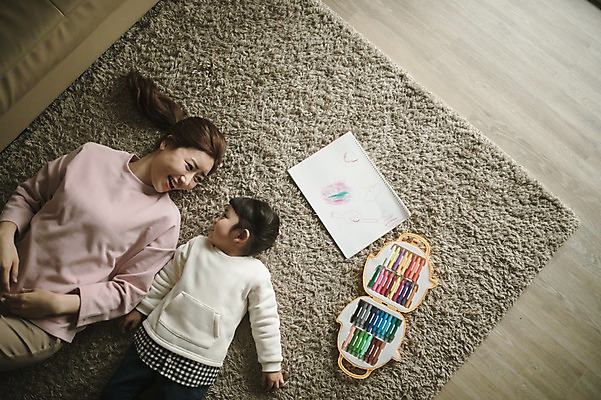 포토 JPG 여자 딸 어린이 거실 모녀 엄마 실내 미술 미소 상반신 성인 두명 앞모습 30대 하이앵글 눕기 미술도구 한국인 육아 매트 스케치북 크레파스 워킹맘 여자만 싱글맘 국내포토 뷰포인트 가족 모션 문화예술 학용품 표정 사람 동양인 내부 장년 비즈니스우먼 오브젝트 파일형식