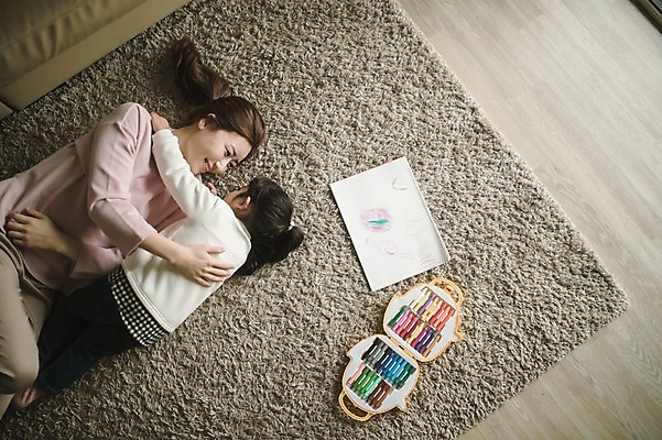 포토 JPG 여자 딸 어린이 거실 안기 모녀 엄마 실내 미술 미소 상반신 성인 두명 앞모습 30대 하이앵글 눕기 미술도구 한국인 육아 매트 스케치북 크레파스 워킹맘 여자만 싱글맘 국내포토 뷰포인트 가족 모션 문화예술 학용품 표정 사람 동양인 내부 장년 비즈니스우먼 오브젝트 파일형식
