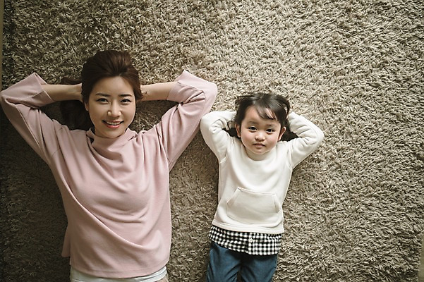 포토 JPG 여자 딸 어린이 거실 모녀 엄마 실내 미소 상반신 성인 두명 앞모습 30대 하이앵글 눕기 한국인 육아 매트 워킹맘 여자만 싱글맘 국내포토 뷰포인트 가족 모션 표정 사람 동양인 내부 장년 비즈니스우먼 파일형식