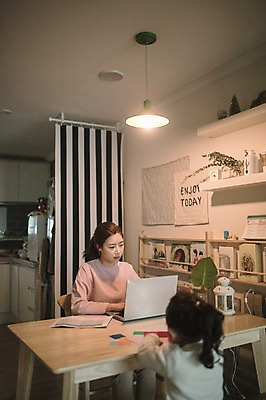 포토 JPG 여자 딸 어린이 거실 모녀 엄마 실내 앉기 상반신 성인 두명 앞모습 뒷모습 30대 노트북 한국인 육아 업무 종이접기 재택근무 워킹맘 여자만 사회적거리두기 싱글맘 국내포토 종이 캠페인 뷰포인트 비즈니스 가족 모션 사람 동양인 내부 장년 전자제품 작업 비즈니스우먼 접기 파일형식 관계 인종 직장인 직업