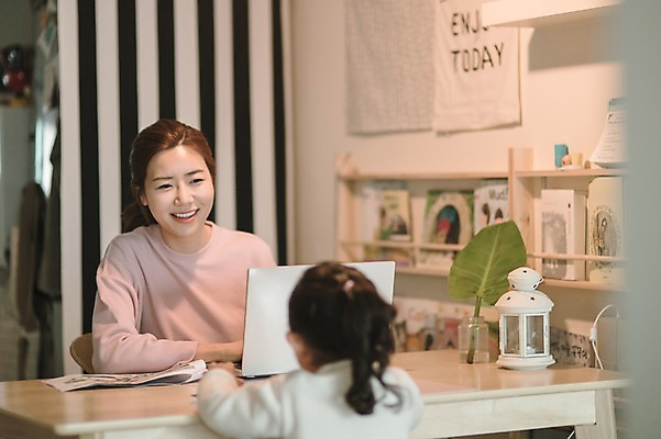 포토 JPG 여자 딸 어린이 거실 모녀 엄마 실내 미소 앉기 상반신 성인 두명 앞모습 뒷모습 30대 한국인 육아 업무 책상 재택근무 워킹맘 여자만 사회적거리두기 싱글맘 국내포토 캠페인 뷰포인트 가구 비즈니스 가족 모션 표정 사람 동양인 내부 장년 작업 비즈니스우먼 파일형식 생활용품 관계 인종 직장인 직업 오브젝트
