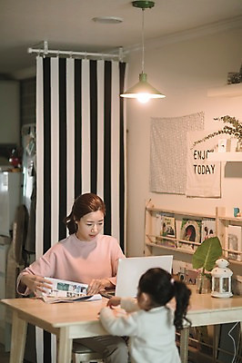 포토 JPG 여자 딸 어린이 거실 모녀 엄마 실내 앉기 상반신 성인 두명 앞모습 뒷모습 30대 노트북 한국인 육아 업무 재택근무 워킹맘 여자만 사회적거리두기 싱글맘 국내포토 캠페인 뷰포인트 비즈니스 가족 모션 사람 동양인 내부 장년 전자제품 작업 비즈니스우먼 파일형식
