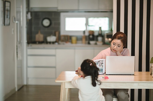 포토 JPG 여자 딸 어린이 거실 모녀 엄마 실내 앉기 상반신 성인 두명 앞모습 뒷모습 30대 노트북 한국인 육아 업무 종이접기 재택근무 워킹맘 여자만 사회적거리두기 싱글맘 국내포토 종이 캠페인 뷰포인트 비즈니스 가족 모션 사람 동양인 내부 장년 전자제품 작업 비즈니스우먼 접기 파일형식