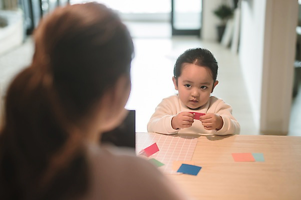 포토 JPG 여자 딸 어린이 거실 모녀 엄마 실내 앉기 상반신 성인 두명 앞모습 뒷모습 30대 한국인 육아 업무 책상 종이접기 재택근무 워킹맘 여자만 사회적거리두기 싱글맘 국내포토 종이 캠페인 뷰포인트 가구 비즈니스 가족 모션 사람 동양인 내부 장년 작업 비즈니스우먼 접기 파일형식