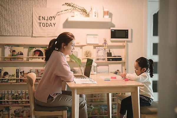 포토 JPG 여자 딸 어린이 거실 모녀 엄마 실내 미소 앉기 상반신 성인 두명 옆모습 30대 한국인 육아 업무 종이접기 재택근무 워킹맘 여자만 사회적거리두기 싱글맘 국내포토 종이 캠페인 뷰포인트 비즈니스 가족 모션 표정 사람 동양인 내부 장년 작업 비즈니스우먼 접기 파일형식