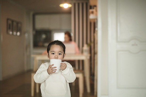 포토 JPG 여자 딸 어린이 거실 모녀 엄마 실내 서기 들기 앉기 상반신 성인 두명 앞모습 아웃포커스 30대 한국인 육아 우유 머그컵 마시기 워킹맘 여자만 싱글맘 국내포토 뷰포인트 가족 모션 유제품 촬영기법 사람 동양인 내부 컵 장년 비즈니스우먼 파일형식