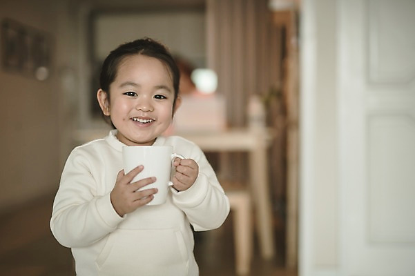 포토 JPG 여자 딸 어린이 거실 실내 한명 서기 미소 들기 상반신 앞모습 컵 한국인 우유 머그컵 소녀한명만 국내포토 1 식기 뷰포인트 가족 모션 유제품 표정 사람 동양인 내부 여자한명만 소녀만 파일형식