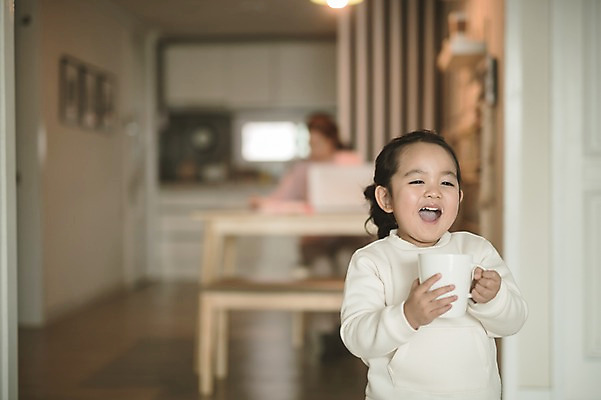 포토 JPG 여자 딸 어린이 거실 모녀 엄마 실내 서기 미소 들기 앉기 상반신 성인 두명 앞모습 아웃포커스 30대 한국인 육아 우유 머그컵 마시기 워킹맘 여자만 싱글맘 국내포토 뷰포인트 가족 모션 유제품 촬영기법 표정 사람 동양인 내부 컵 장년 비즈니스우먼 파일형식