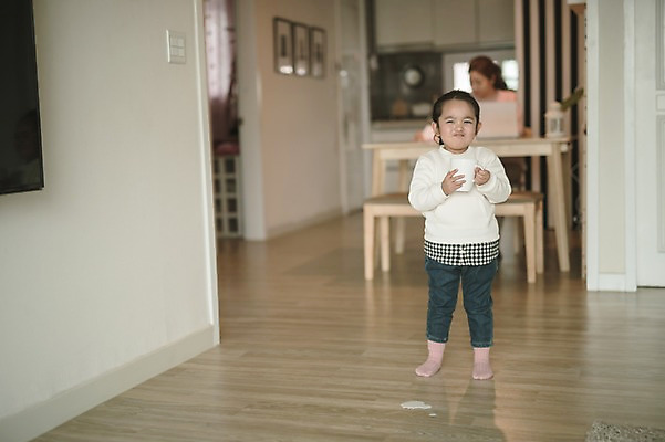 포토 JPG 전신 여자 딸 어린이 거실 모녀 엄마 실내 서기 앉기 성인 두명 앞모습 아웃포커스 30대 한국인 육아 우유 머그컵 실수 워킹맘 흘림 여자만 싱글맘 국내포토 뷰포인트 가족 모션 유제품 촬영기법 사람 동양인 내부 컵 장년 비즈니스우먼 파일형식