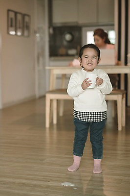 포토 JPG 전신 여자 딸 어린이 거실 모녀 엄마 실내 서기 성인 두명 앞모습 30대 한국인 육아 우유 머그컵 실수 워킹맘 흘림 여자만 싱글맘 국내포토 뷰포인트 가족 모션 유제품 사람 동양인 내부 컵 장년 비즈니스우먼 파일형식