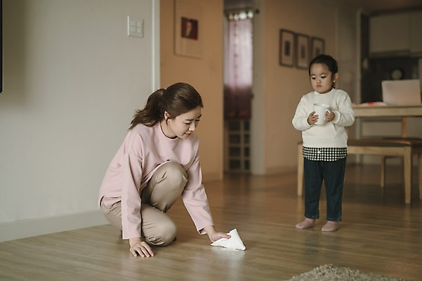 포토 JPG 전신 여자 딸 어린이 거실 모녀 엄마 실내 서기 들기 앉기 성인 두명 앞모습 옆모습 30대 한국인 육아 머그컵 닦기 실수 워킹맘 흘림 여자만 싱글맘 국내포토 뷰포인트 가족 모션 사람 동양인 내부 컵 장년 비즈니스우먼 파일형식