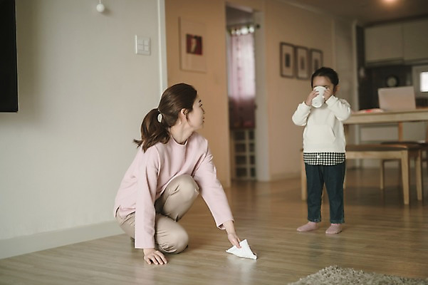 포토 JPG 전신 여자 딸 어린이 거실 모녀 엄마 실내 서기 앉기 성인 두명 앞모습 옆모습 30대 한국인 육아 마시기 닦기 워킹맘 흘림 여자만 싱글맘 국내포토 뷰포인트 가족 모션 사람 동양인 내부 장년 비즈니스우먼 파일형식
