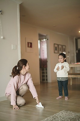 포토 JPG 전신 여자 딸 어린이 거실 모녀 엄마 실내 서기 들기 앉기 성인 두명 앞모습 옆모습 30대 한국인 육아 머그컵 닦기 워킹맘 흘림 여자만 싱글맘 국내포토 뷰포인트 가족 모션 사람 동양인 내부 컵 장년 비즈니스우먼 파일형식