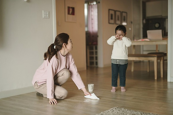 포토 JPG 전신 여자 딸 어린이 거실 모녀 엄마 실내 서기 앉기 성인 두명 앞모습 옆모습 30대 한국인 육아 울음 눈물 닦기 워킹맘 흘림 여자만 싱글맘 국내포토 감정 뷰포인트 가족 모션 표정 사람 동양인 내부 장년 비즈니스우먼 파일형식