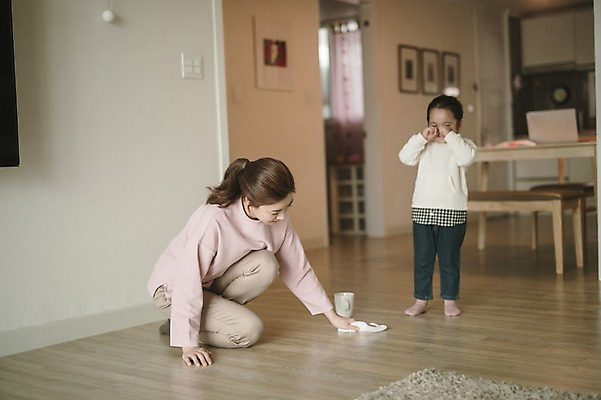 포토 JPG 전신 여자 딸 어린이 거실 모녀 엄마 실내 서기 앉기 성인 두명 앞모습 옆모습 30대 한국인 육아 울음 눈물 닦기 워킹맘 흘림 여자만 싱글맘 국내포토 감정 뷰포인트 가족 모션 표정 사람 동양인 내부 장년 비즈니스우먼 파일형식
